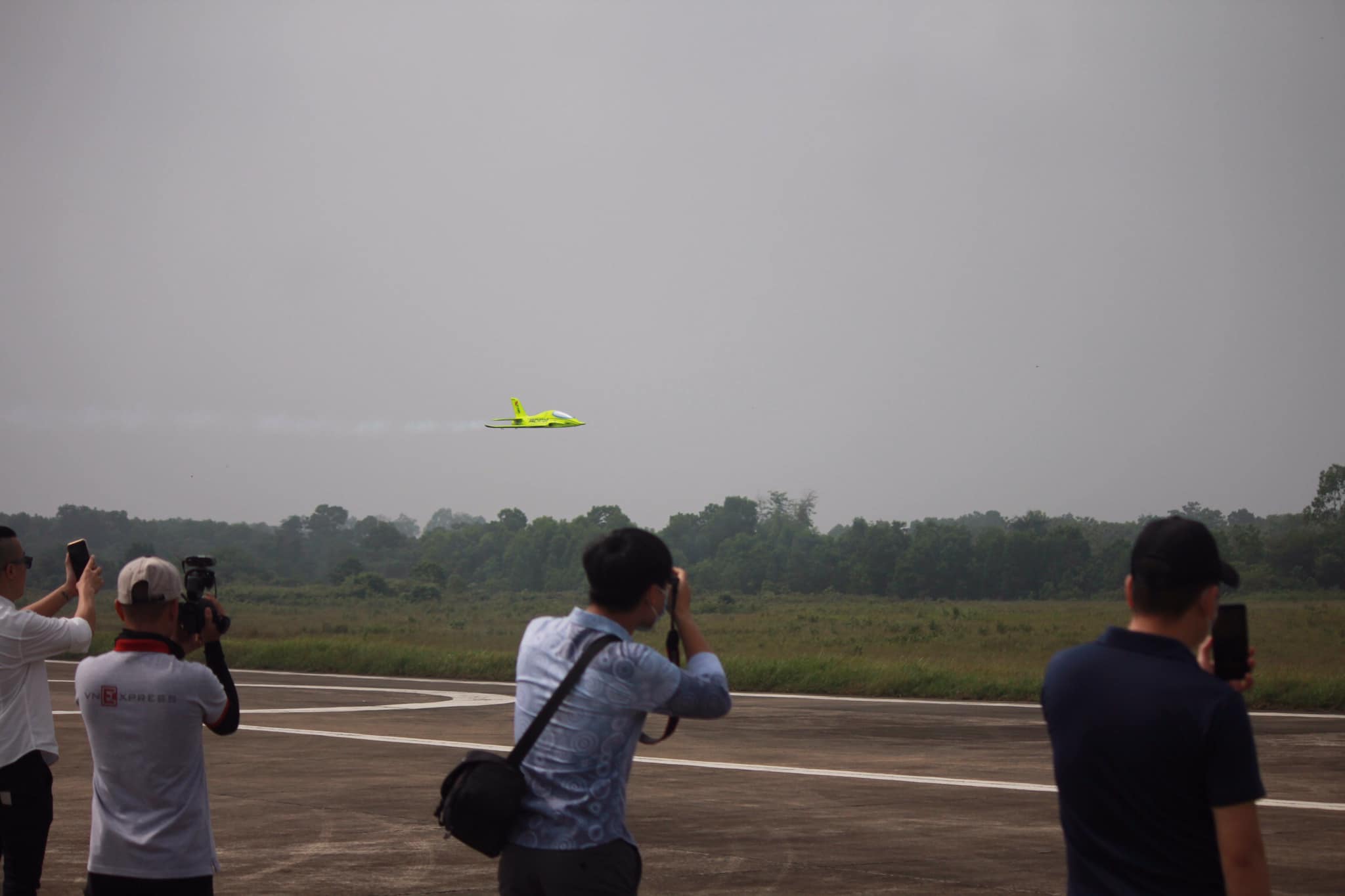 Anh Bảo Tháp (CLB RC Biên Hòa) đưa máy bay từ Đồng Nai ra Hà Nội tranh tài. Chiếc máy bay phản lực cỡ nhỏ của anh Bảo Tháp biểu diễn nhào lộn khiến khán giả phấn khích.