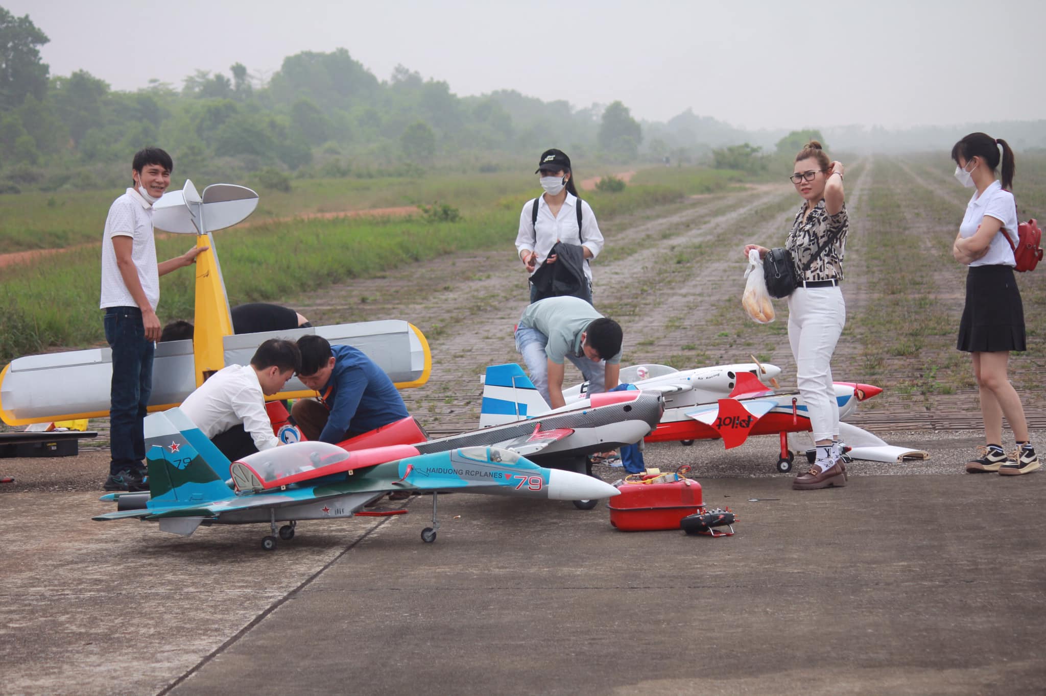 Dàn phi cơ mô hình “khủng” bay lượn so tài trên sân bay quân sự ở HN - 2