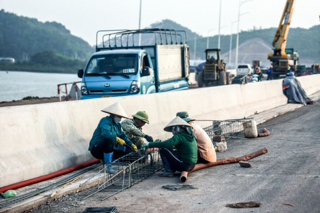 Để đảm bảo tiến độ thông xe, những ngày này, trên công trường dự án luôn duy trì hàng trăm cán bộ kỹ sư, tư vấn giám sát, công nhân, người lao động làm việc 3 ca liên tục.