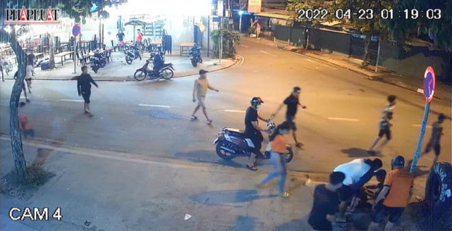 Phát hiện, mẹ của bé và người dân chạy tới để hỏi han, chăm sóc. Ảnh chụp từ clip