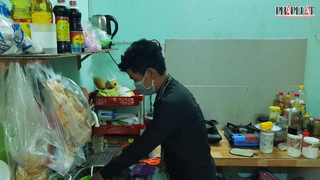 Anh Long, bố của bé Đ cho biết, cuộc sống của gia đình rất khó khăn. Ảnh: NT