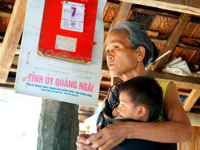 Thăm lại làng 'bệnh lạ'