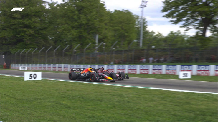 Verstappen vượt qua Leclerc ở vòng 20