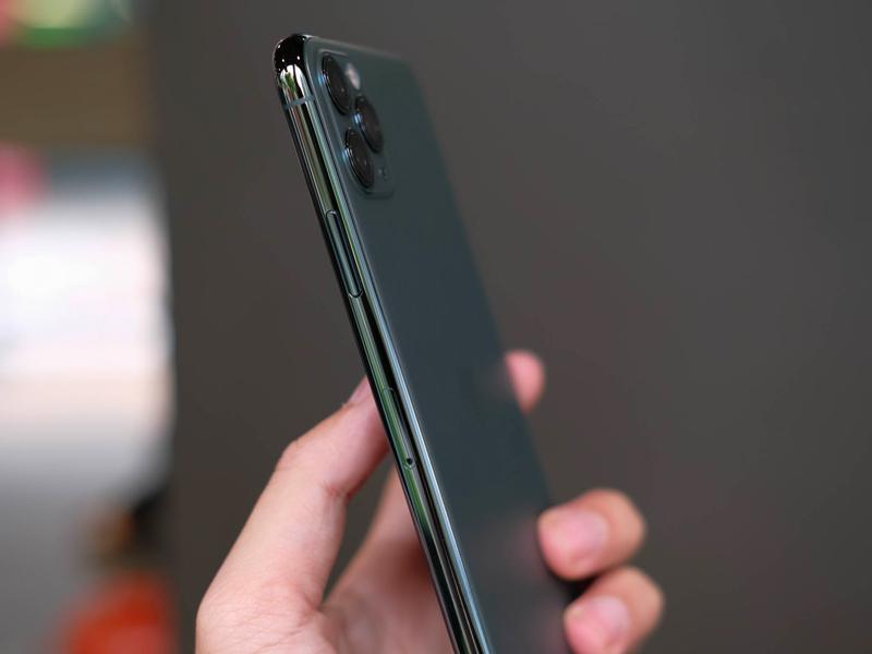 iPhone 11 Pro Max có khung viền kim loại, máy nặng nên cầm cực kỳ chắc tay