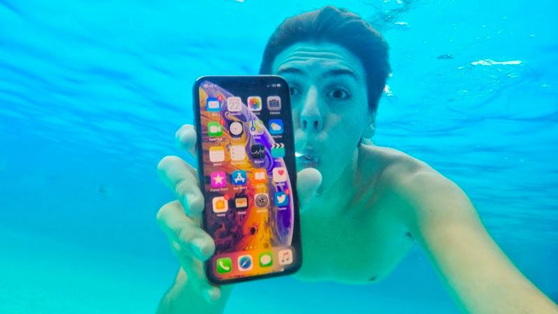 Iphone XS max có thể chịu được áp suất ở độ sâu 2m dưới nước trong thời gian khoảng 30p