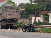 Tin tức trong ngày - Vợ chết thảm dưới bánh ô tô tải, chồng gào khóc thảm thiết