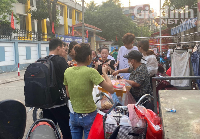 Cũng đoạn đối diện trường Tiểu học Đặng Trần Côn, cách đó không xa, hàng xiên này cũng thu hút đông đảo khách hàng ghé thăm.