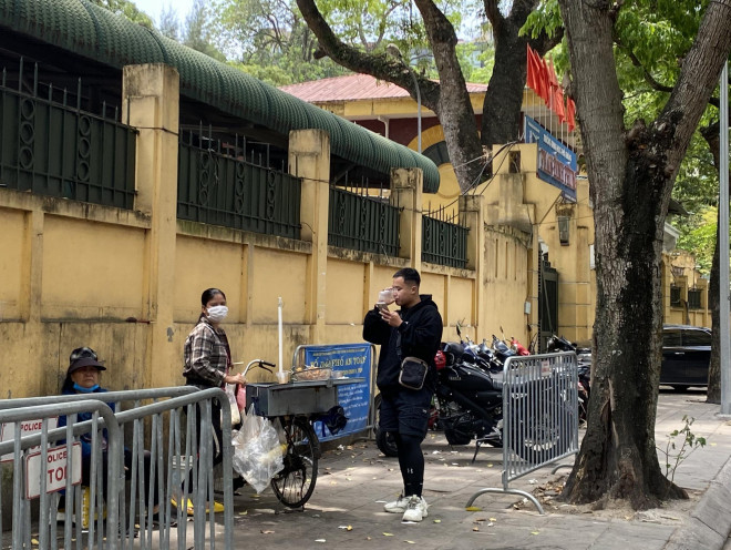 Tranh thủ giờ tan tầm, học sinh trường trường THPT Phan Đình Phùng (Quán Thánh, Ba Đình) "cứu đói" bằng những miếng thịt xiên nóng hổi.