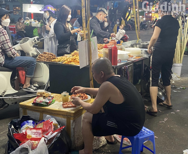 Không có găng tay bảo hộ, không đeo khẩu trang, người đàn ông này dùng tay không để nhét những viên thịt vào que trước khi được 'trưng bày' lên kệ để thực khách lựa chọn.