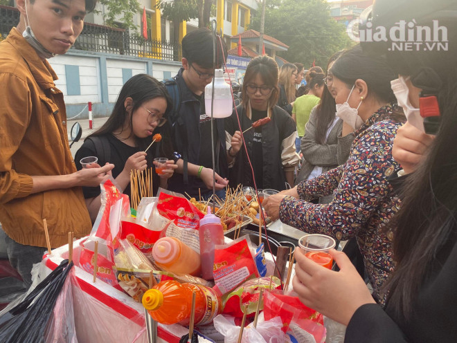 Hình ảnh quen thuộc tại các cổng trường học trên địa bàn TP Hà Nội.