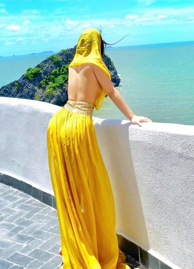 Chân Dung Người Phụ Nữ Trung Quốc Xinh Đẹp Trong Chiếc Váy Trắng Tạo Dáng  Với Nền Tường Trắng Cô Gái Trẻ Đặt Tay Lên Đầu Và Trông Lo Lắng Hình ảnh