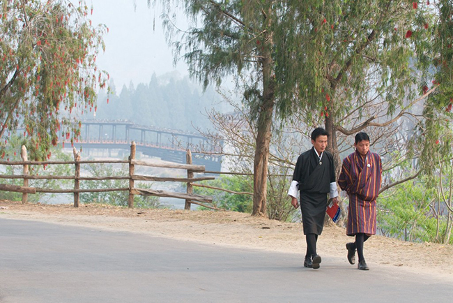 Người dân địa phương đi bộ qua Punakha Dzong, Paro.&nbsp;
