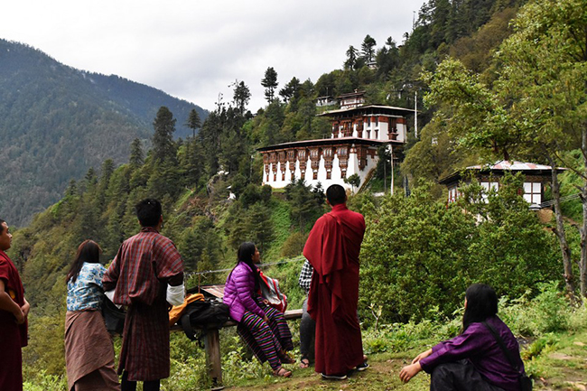 "Bhutan là một trong những Vương quốc cuối cùng còn sót lại trên Trái đất và tự mô tả mình là quốc gia hạnh phúc nhất hành tinh và từ những gì tôi thấy, họ khá đúng. Sự giàu có của đất nước được đo bằng mức độ hạnh phúc của người dân chứ không phải GDP và người dân được nhà nước chăm sóc cực kỳ tốt."
