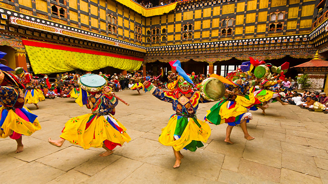 “Thời gian tôi đến Bhutan đúng vào dịp lễ hội Paro Tshechu nổi tiếng, bao gồm những ngày biểu diễn các điệu múa truyền thống dành cho những du khách đến thăm khắp nơi trong trang phục đẹp nhất của họ."
