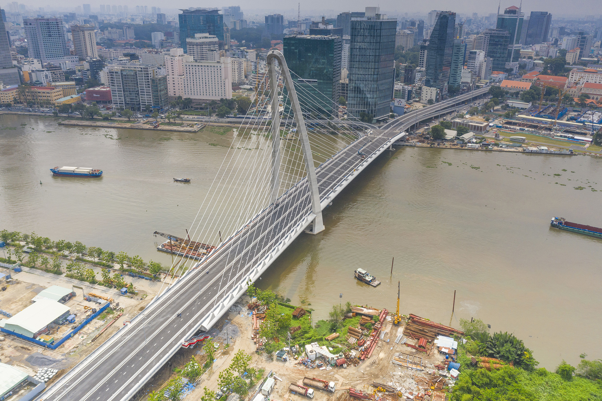 Cầu Thủ Thiêm 2 được khởi công năm 2015 có tổng vốn đầu tư hơn 3.100 tỷ đồng, dự tính hoàn thành năm 2018. Công trình được thông xe vào ngày 28/4 sau gần 4 năm bị lỗi hẹn.