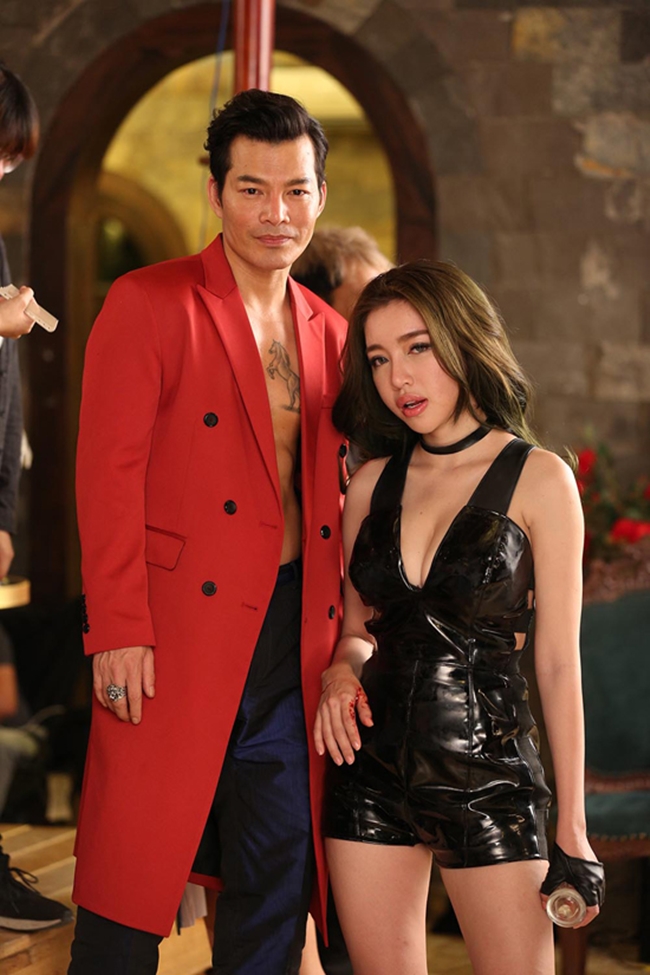 Elly Trần từng đảm nhận vai nữ sát thủ gợi cảm, là tay chân thân cận của đại gia do Trần Bảo Sơn đóng trong phim Girls 2 - Những cô gái và gangster năm 2017.
