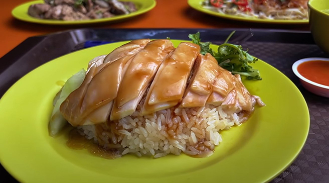 Món cơm gà Singapore xuất hiện trong video.