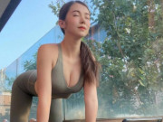 Thời trang - Người đẹp diện đồ tôn vòng 1 tập yoga hút ánh nhìn nhưng lại gây tranh cãi