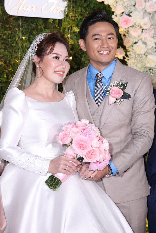 Nam diễn viên Quý Bình lấy bà xã doanh nhân hơn tuổi. Hai người yêu nhau 3 năm trước khi tiến tới hôn nhân vào tháng 12/2020.
