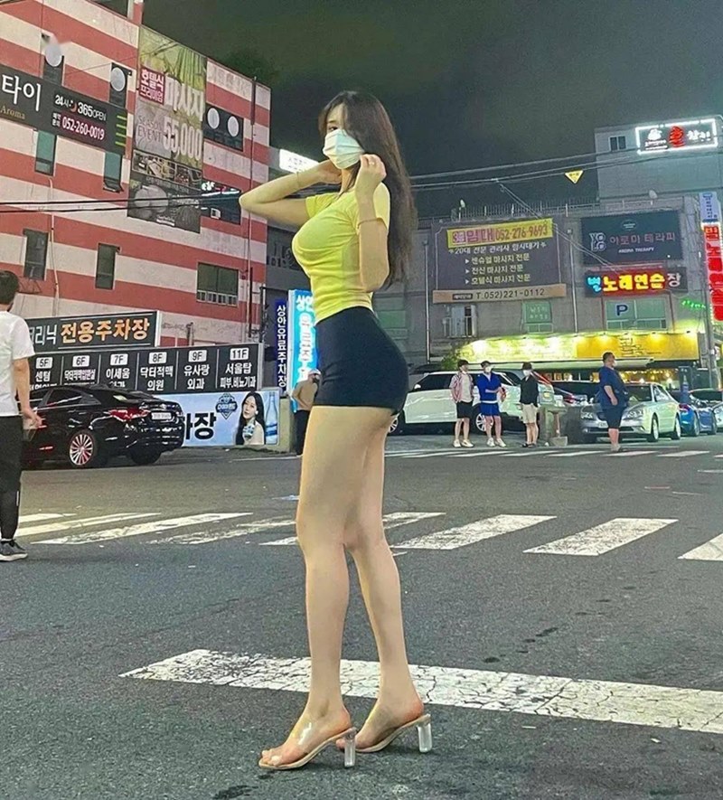 Cũng là thời trang xuống phố nhưng ở đây Kim Hyun Young diện áo ôm cùng với hot pants. Cô đi thêm đôi giày cao gót để "hack" triệt để chiều cao.