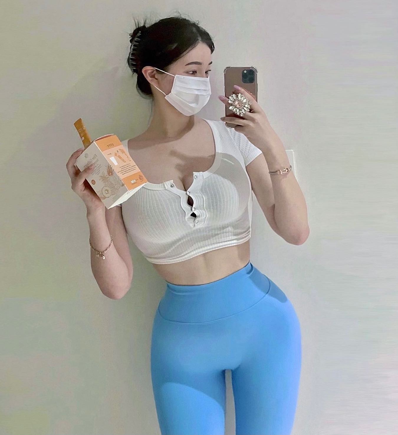 Với trang phục tập, Kim Hyun Young lựa chọn quần legging kết hợp với áp croptop giúp hỗ trợ quá trình luyện tập, không cản trở rèn luyện.