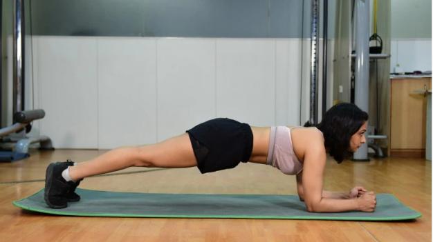 Plank sẽ có tác dụng lên bụng cũng như hai bên hông của bạn chỉ trong một lần.