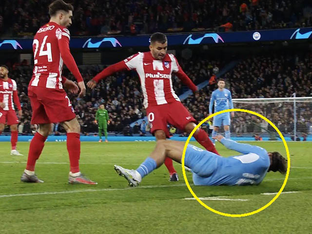 Xấu xí SAO Atletico sút bóng vào mặt Grealish, thoát thẻ đỏ gây tranh cãi