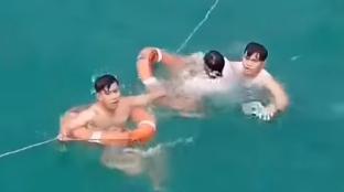 Người đàn ông nhảy xuống biển được các thuyền viên cứu sống (Ảnh cắt từ clip)