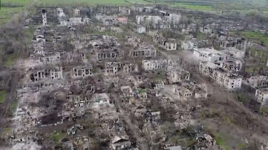 Thị trấn Novotoshkivka ở Lugansk bị tàn phá do xung đột Nga – Ukraine (ảnh: CNN)