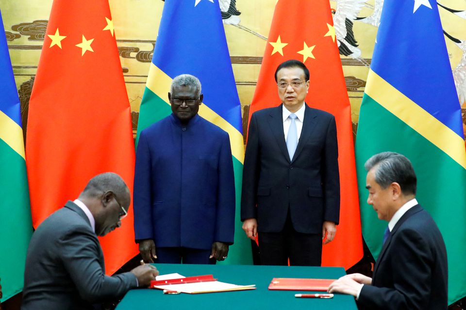 Thủ tướng quần đảo Solomon và người đồng cấp Trung Quốc chứng kiến một sự kiện ký kết giữa đôi bên năm 2019. Ảnh: Reuters
