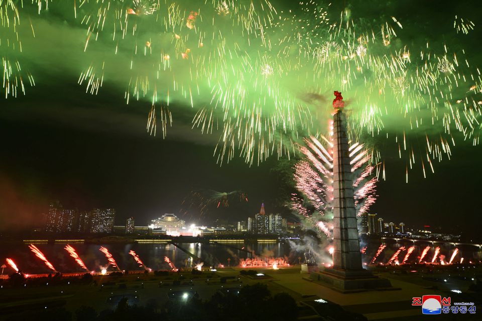 Pháo hoa nổ trên Tháp Juche&nbsp;ở Bình Nhưỡng nhân lễ kỷ niệm 90 năm thành lập lực lượng vũ trang Triều Tiên (ảnh: KCNA)