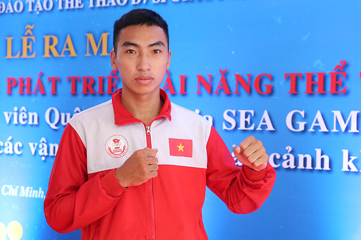 Huỳnh Văn Tuấn tập thêm vào buổi tối để chuẩn bị nguồn thể lực tốt nhất đấu các đối thủ mạnh từ Thái Lan