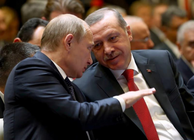 Tổng thống Putin và Tổng thống Erdogan trò chuyện bên lề một hội nghị quốc tế. Ảnh: EPA