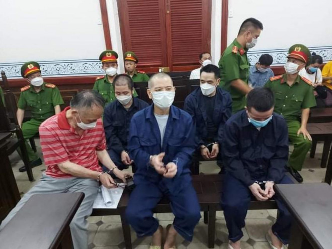 Các bị cáo trước khi HĐXX vào phòng xử án ngày 27-4. Ảnh: Hoàng Yến