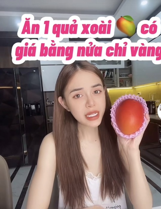 Chị Huyền Thu chia sẻ về quả xoài mình mua với giá 3 triệu đồng. (Ảnh chụp màn hình).