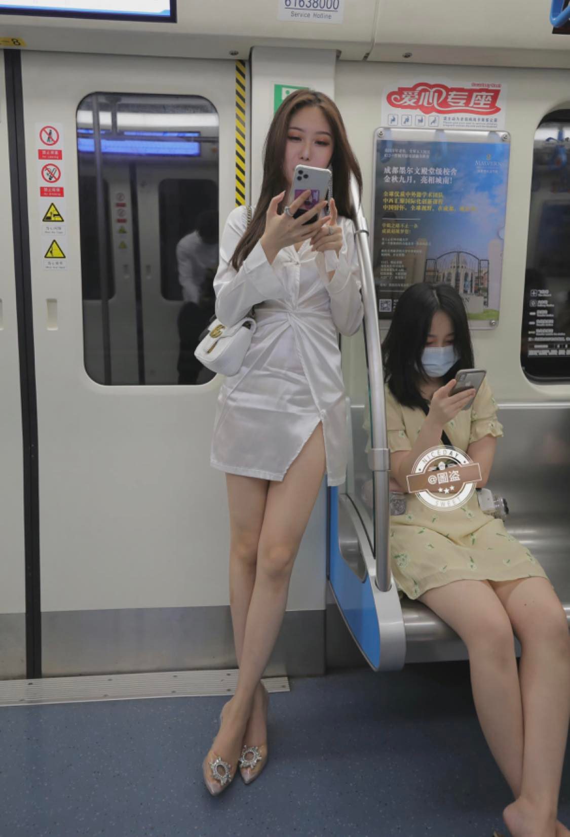 Các quý cô xứ Hàn có 12 cách mặc chân váy ngắn lên hình sống ảo tuyệt xinh