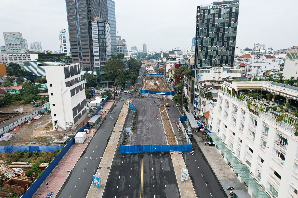 Tháng 10/2016, đường Lê Lợi, quận 1 dựng rào chắn để thi công gói thầu 1A (đoạn từ Nhà hát Thành phố đến ga Bến Thành, dài 515m) của dự án metro số 1 Bến Thành - Suối Tiên.