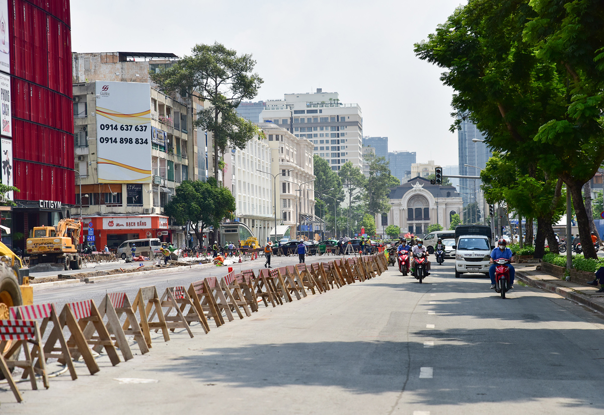 Không gian đoạn đường Lê Lợi dài gần 300m hiện đã thông thoáng sau khi tháo rào chắn. Ông Vũ Minh Trí, Phó giám đốc Ban quản lý dự án 1 (trực thuộc MAUR) cho biết vực trả lại mặt đường Lê Lợi mang lại những hiệu ứng tích cực cho cư dân sinh sống xung quanh và tiếp nối đà khôi phục kinh tế du lịch của TP.HCM trong thời gian tới.