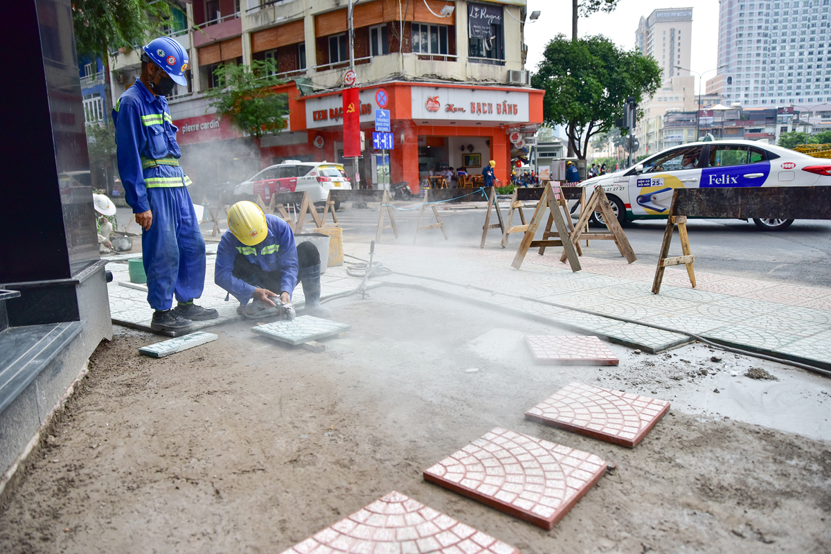 Hiện tại đơn vị thi công tiếp tục san lấp, tái lập vỉa hè, mặt đường Lê Lợi đoạn từ giao với đường Pasteur đến đường Nam Kỳ Khởi Nghĩa để tiếp tục hoàn trả thêm mặt bằng trong những ngày tới.