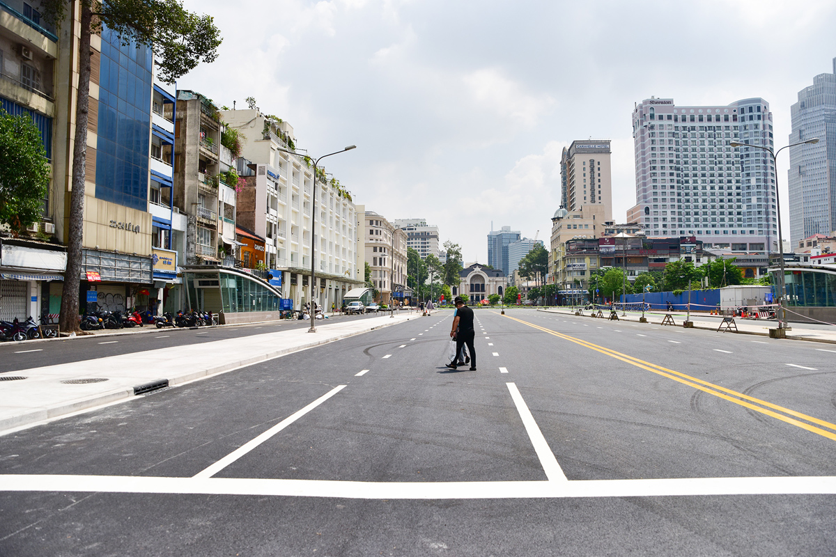 Hiện đoạn đường được trải nhựa mới, kẻ vạch, mặt đường khang trang.&nbsp;Các công trình Nhà hát TP, công viên Lam Sơn, đài phun nước đã thấy rõ từ đường Pasteur sau nhiều năm bị che chắn.