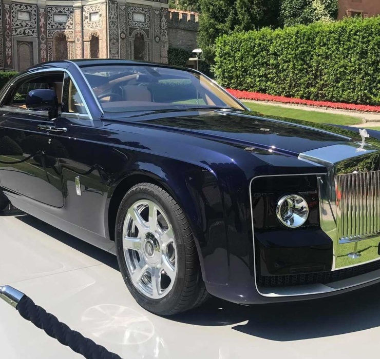 Khác với CCXR Trevita, Rolls - Royce Sweptail là 1 siêu xe cỡ lớn “độc nhất vô nhị” được sản xuất tại Vương quốc Anh bởi hãng Rolls - Royce Motor Cars.&nbsp;
