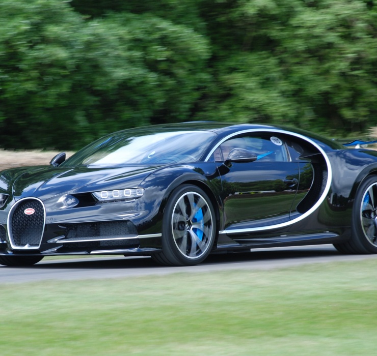 Bugatti Chiron là chiếc xe thể thao hai chỗ được thiết kế và phát triển tại Đức bởi Bugatti Engineering GmbH, sau đó được chế tạo bởi nhà sản xuất ô tô Pháp Bugatti Automobiles S.A.S.&nbsp;
