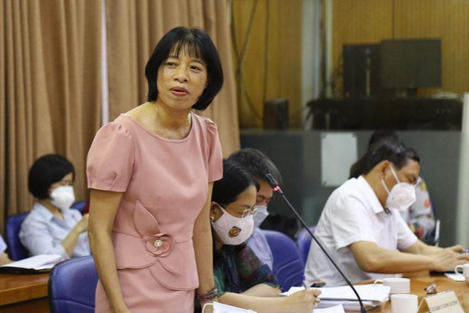 Bà Nguyễn Thị Mai, Phó Cục trưởng Cục Bổ trợ tư pháp, Bộ Tư pháp trả lời báo chí về đề xuất đấu giá biển số ô tô. Ảnh: TUYẾN PHAN