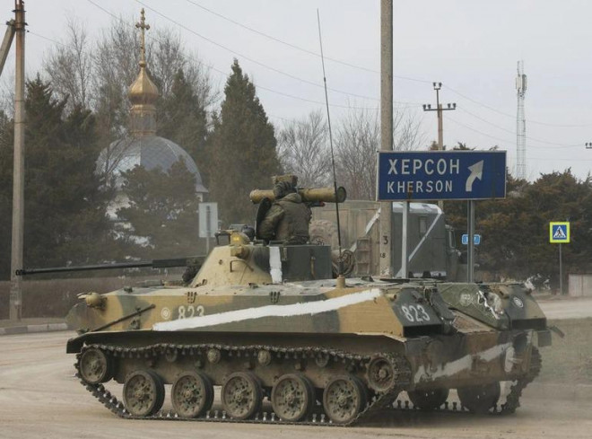 Xe bọc thép Nga xuất hiện gần thành phố Kherson. Ảnh: Getty Images
