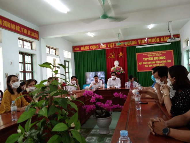 Chủ tịch UBND tỉnh Hà Tĩnh Võ Trọng Hải đã tiến hành lễ trao Thư khen và quà 50 triệu đồng của Chủ tịch nước Nguyễn Xuân Phúc cho em Nguyễn Văn Dương.