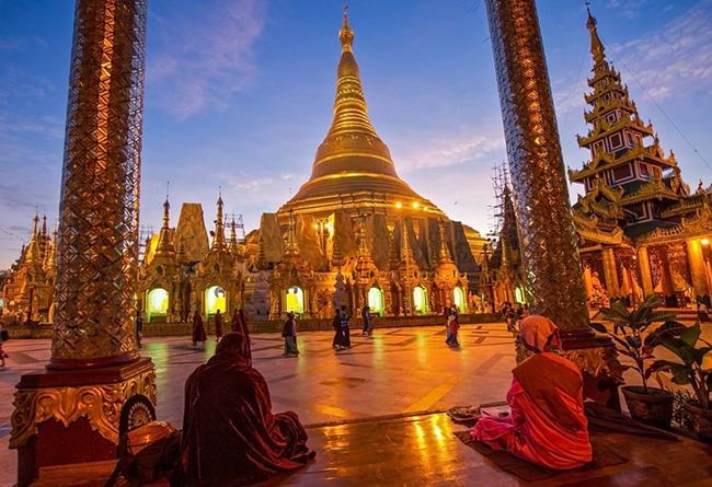 Chùa Shwedagon có lẽ là nơi được du khách ghé thăm nhiều nhất, cũng như là nơi nguy nga và tráng lệ nhất Myanmar. Đây cũng là địa điểm linh thiêng nhất của quốc gia này nên bạn chú ý ăn mặc thật kín đáo.
