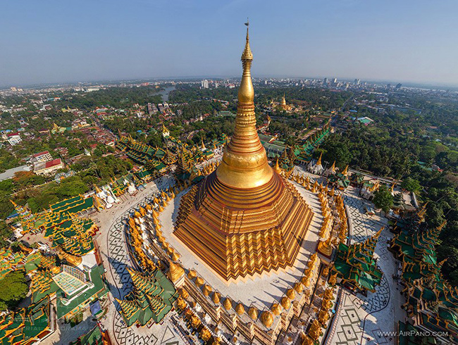 Chùa gây ấn tượng với khuôn viên rộng lớn và toàn bộ đều được dát vàng. Nếu bạn đến đây vào lúc hoàng hôn, hãy nán lại một chút để ngắm nhìn vẻ đẹp lộng lẫy và huy hoàng của Shwedagon.
