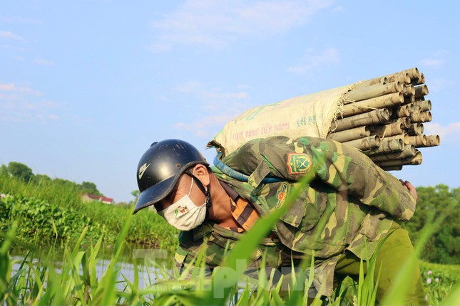 Mồi được cho vào trong trúm, đậy nắp lại. Ban đêm, khi lươn đi kiếm ăn, ngửi được mùi tanh sẽ chui vào trúm để ăn.