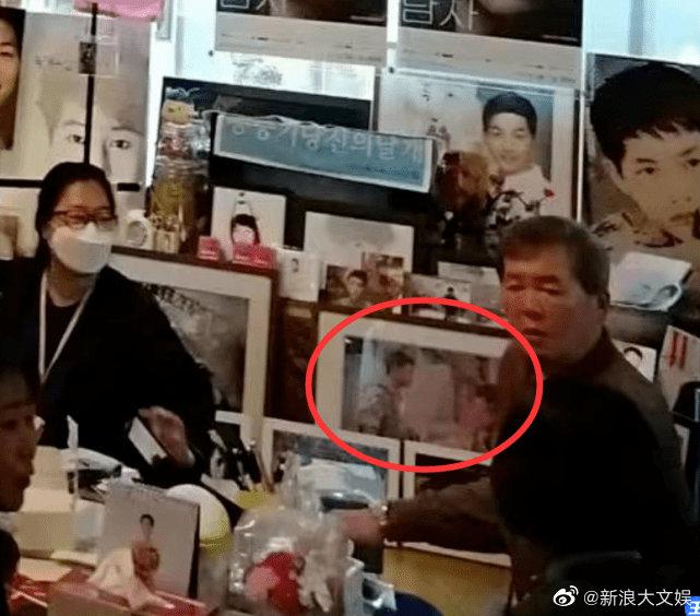 Hình ảnh Song Joong Ki và Song Hye Kyo vẫn được giữ trong phòng khách nhà nam tài tử ở dưới quê