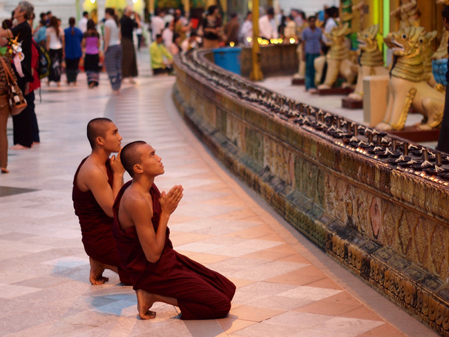 Myanmar là một quốc gia theo phật giáo. Đây là hình ảnh &nbsp;hai nhà sư trẻ cầu nguyện trước chùa Shwedagon ở Yangon.
